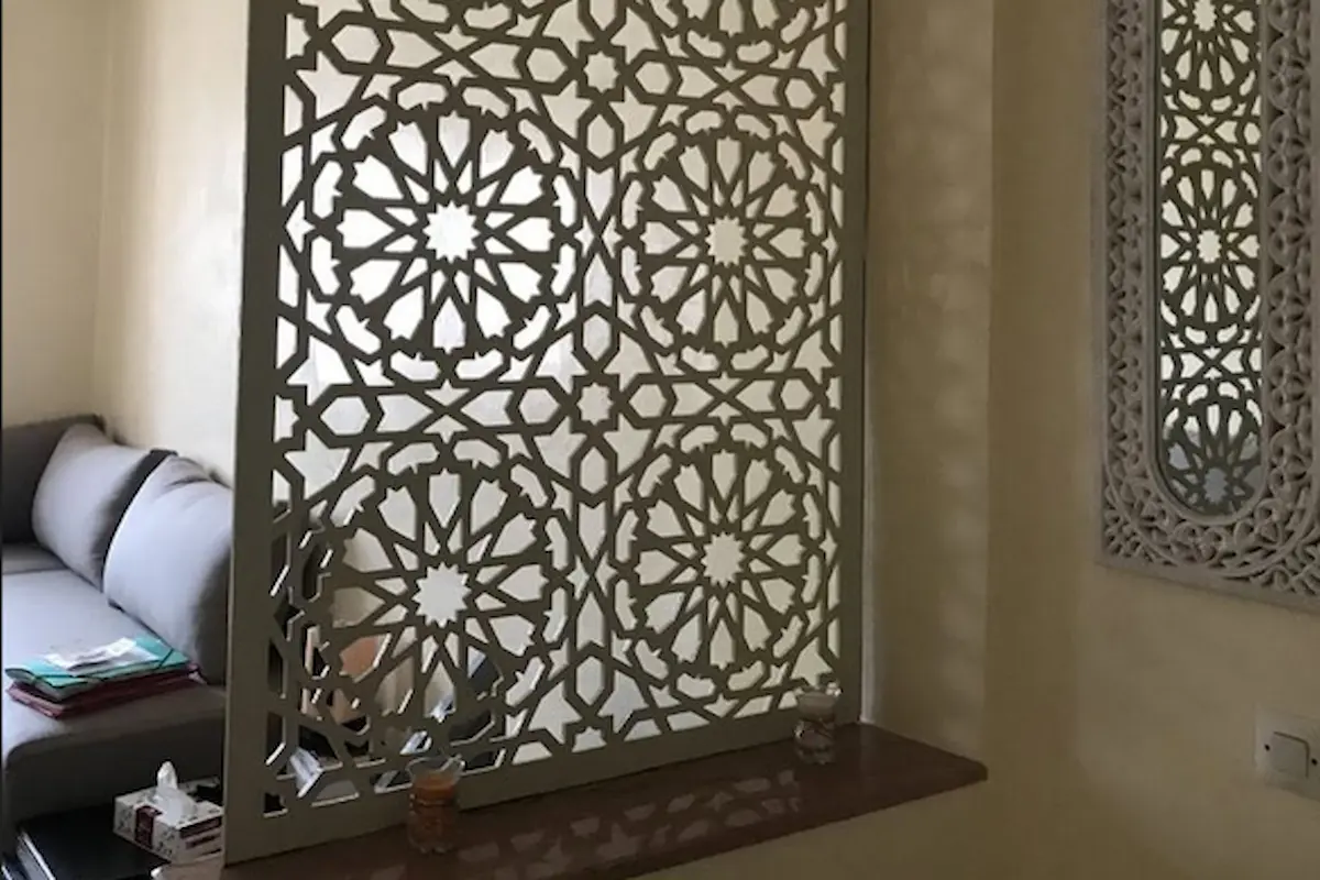 Partisi ruangan custom dari plywood dan MDF hasil produksi Raja Laser Cutting
