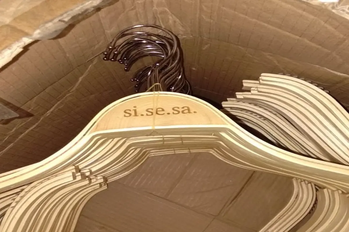 Produk hotel custom dengan logo hasil laser cutting dan engraving